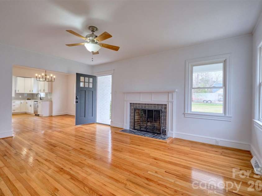 804 Congress Street, York, SC 29745.  MLS# CAR4351461, YatesRealty ID 17564. Neutral colors throughout home