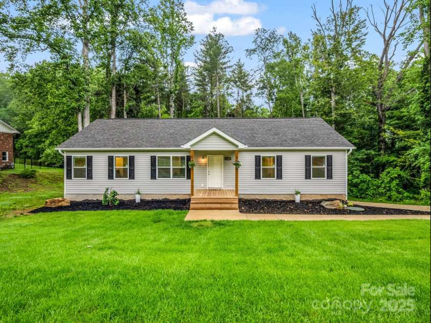 247-1 Bent Creek Ranch Road, Asheville, NC 28806.  MLS# CAR4266122, YatesRealty ID 17565. One-level home with private wooded backyard