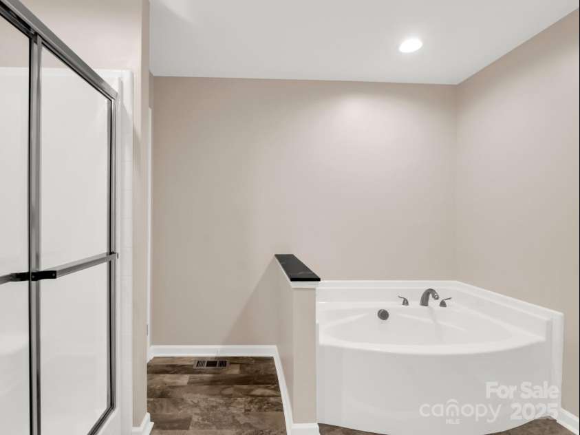 247-1 Bent Creek Ranch Road, Asheville, NC 28806.  MLS# CAR4266122, YatesRealty ID 17565. Primary En Suite Bathroom