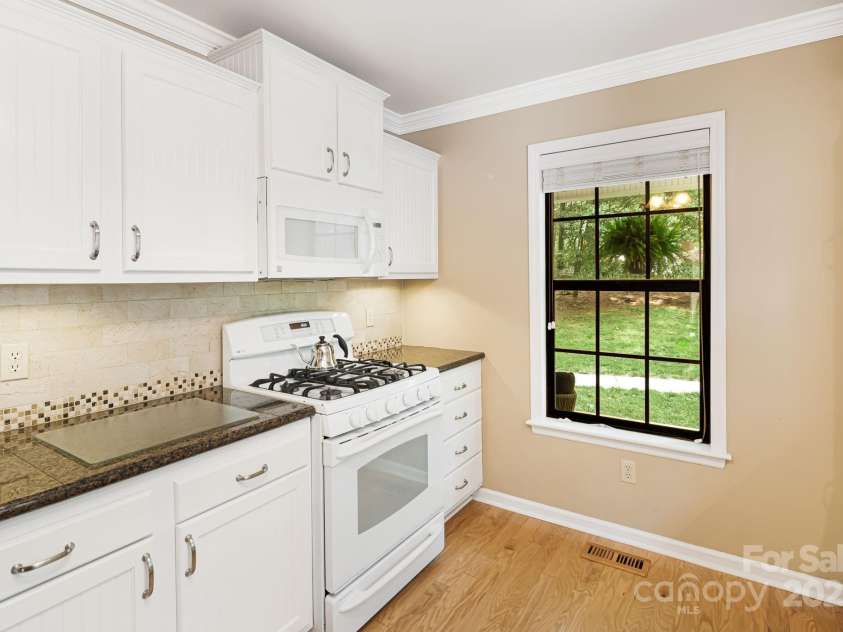 212 Riva Ridge Drive, Fairview, NC 28730.  MLS# CAR4267556, YatesRealty ID 17566. 