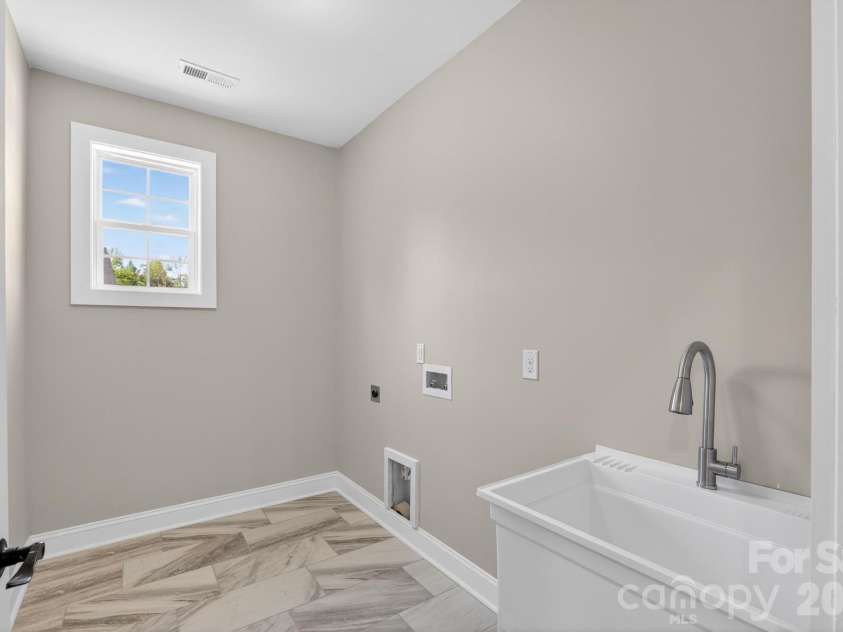 409 Huntington Woods Street, Lenoir, NC 28645.  MLS# CAR4369015, YatesRealty ID 17570. 
