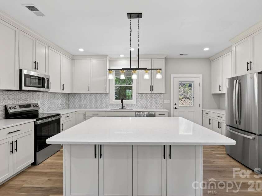 409 Huntington Woods Street, Lenoir, NC 28645.  MLS# CAR4369015, YatesRealty ID 17570. Kitchen