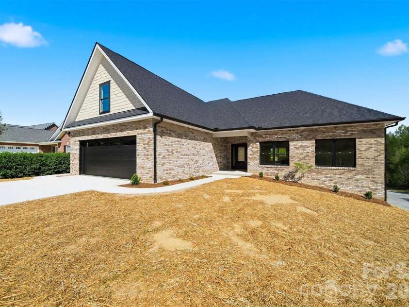 426 Huntington Woods Street, Lenoir, NC 28645.  MLS# CAR4415164, YatesRealty ID 17571. 