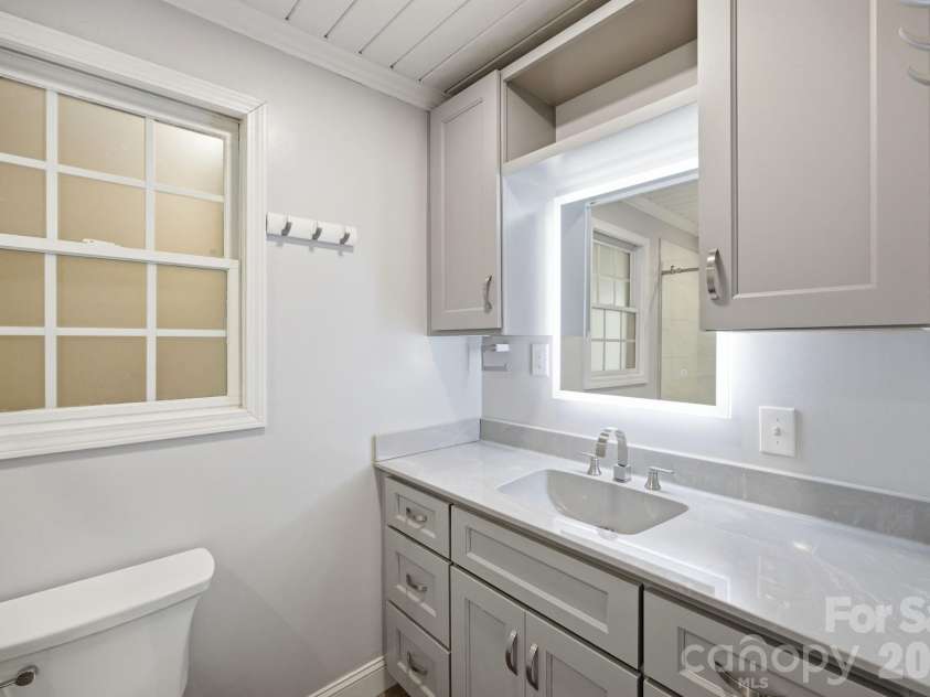 199 Alpine Drive, Marion, NC 28655.  MLS# CAR4371799, YatesRealty ID 17572. Bathroom