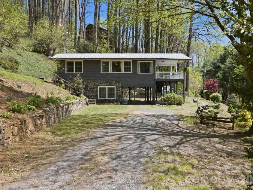 199 Alpine Drive, Marion, NC 28655.  MLS# CAR4371799, YatesRealty ID 17572. Driveway