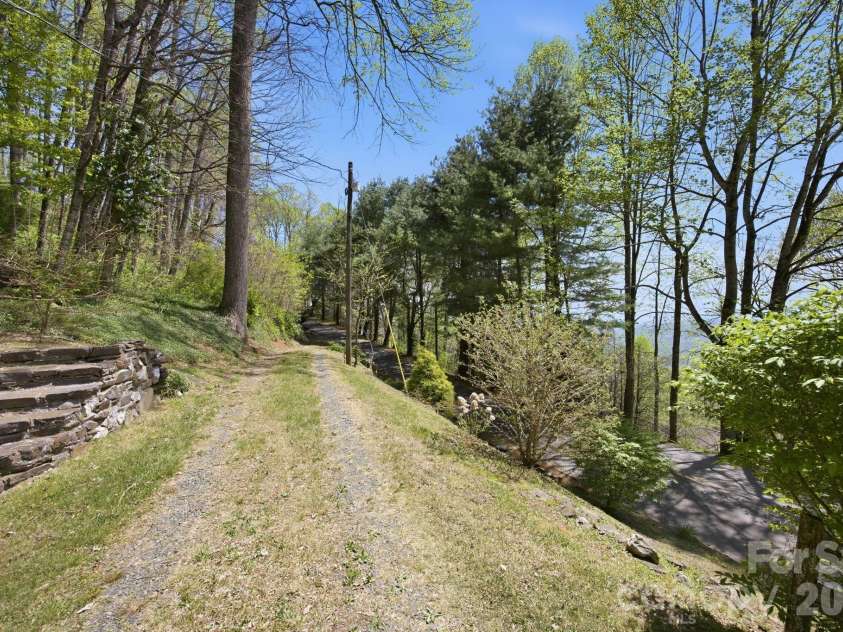 199 Alpine Drive, Marion, NC 28655.  MLS# CAR4371799, YatesRealty ID 17572. Driveway