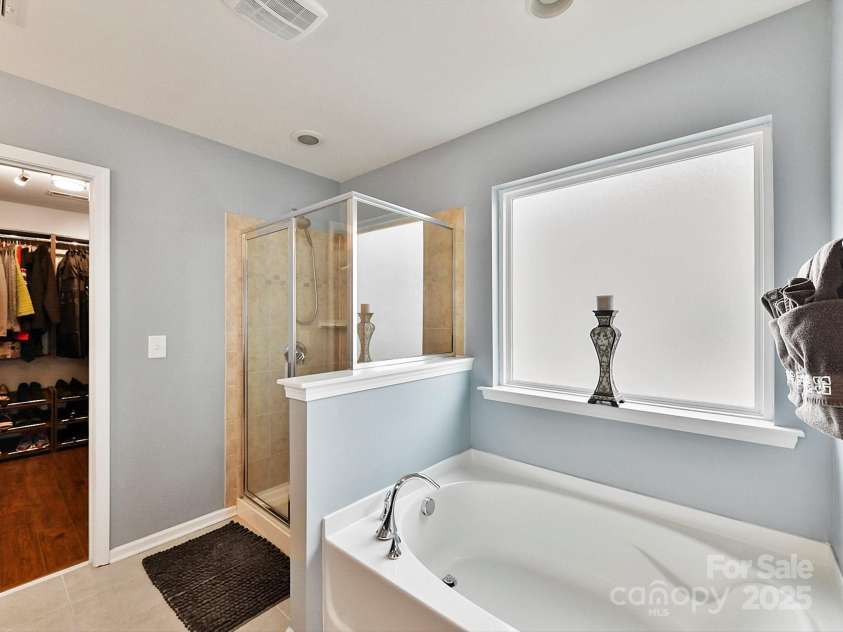 3020 Sewee Lane, Waxhaw, NC 28173.  MLS# CAR4210967, YatesRealty ID 17573. Garden tub & walk-in shower