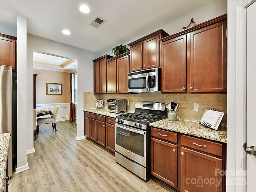 3020 Sewee Lane, Waxhaw, NC 28173.  MLS# CAR4210967, YatesRealty ID 17573. Granite c-tops, gas cooktop & stove