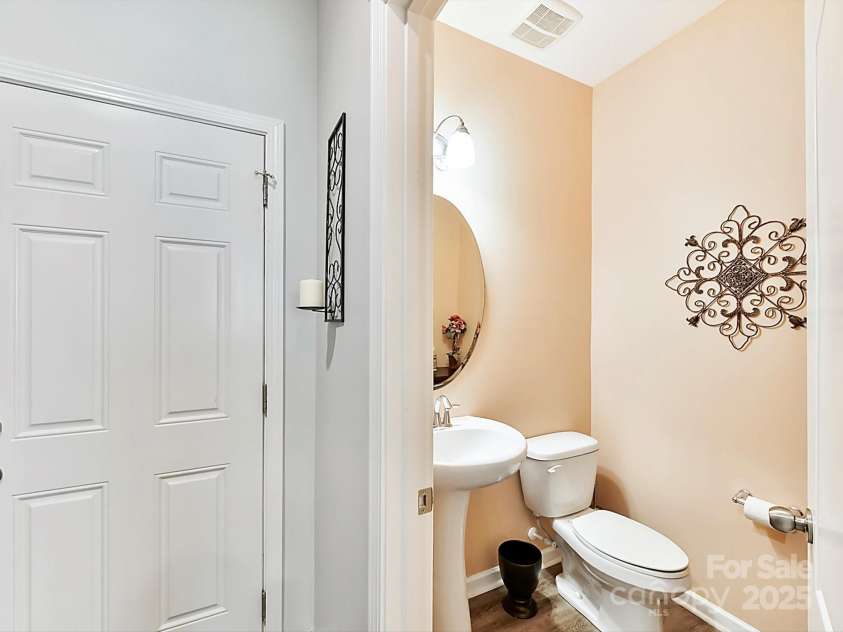 3020 Sewee Lane, Waxhaw, NC 28173.  MLS# CAR4210967, YatesRealty ID 17573. Half bath across from dropzone