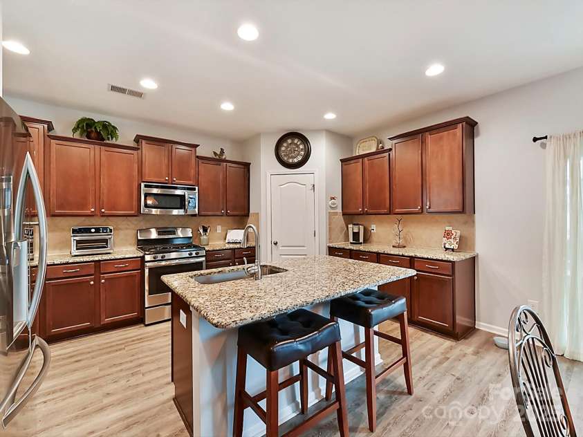 3020 Sewee Lane, Waxhaw, NC 28173.  MLS# CAR4210967, YatesRealty ID 17573. Kitchen - eat-in bar, lots of cabs, pantry