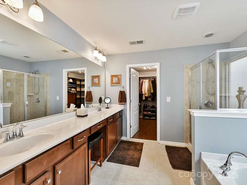3020 Sewee Lane, Waxhaw, NC 28173.  MLS# CAR4210967, YatesRealty ID 17573. Primary bath w/Dual sinks and full wall mirror
