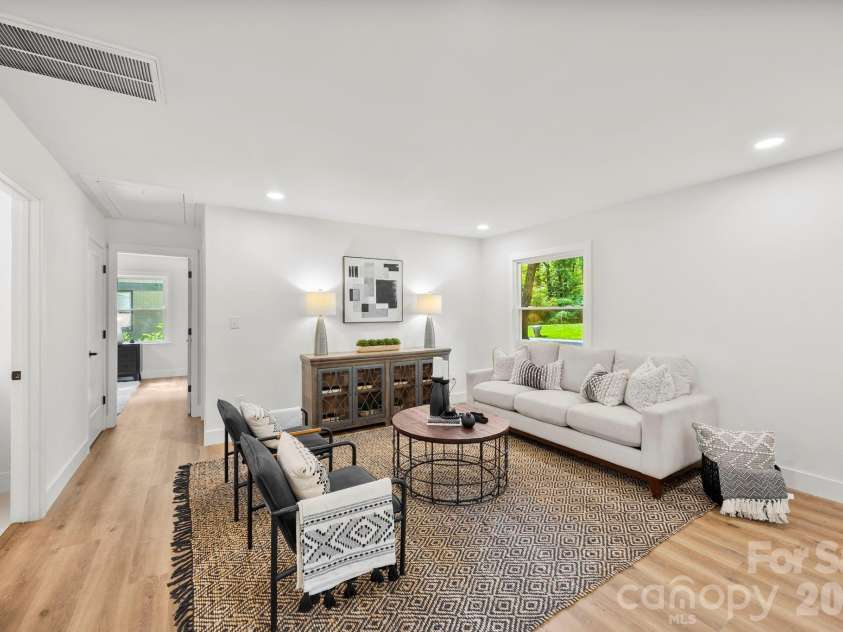 4211 Dunwoody Drive, Charlotte, NC 28215.  MLS# CAR4356559, YatesRealty ID 17573. 