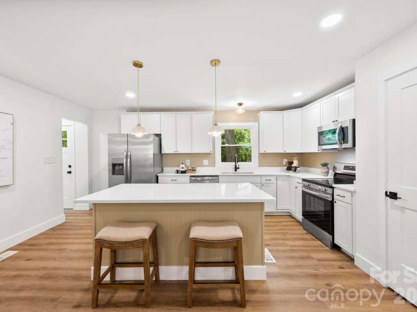 4211 Dunwoody Drive, Charlotte, NC 28215.  MLS# CAR4356559, YatesRealty ID 17573. 