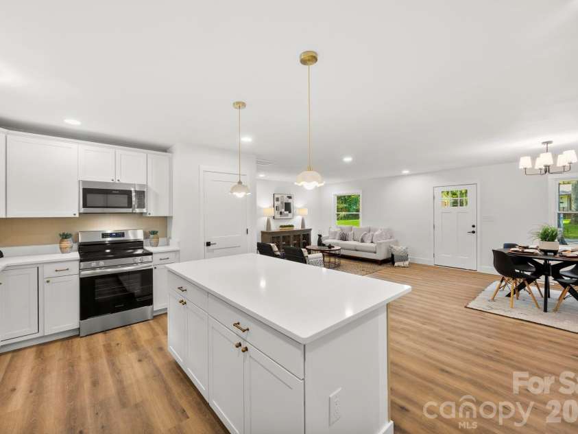 4211 Dunwoody Drive, Charlotte, NC 28215.  MLS# CAR4356559, YatesRealty ID 17573. 