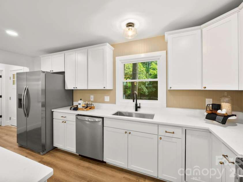 4211 Dunwoody Drive, Charlotte, NC 28215.  MLS# CAR4356559, YatesRealty ID 17573. 