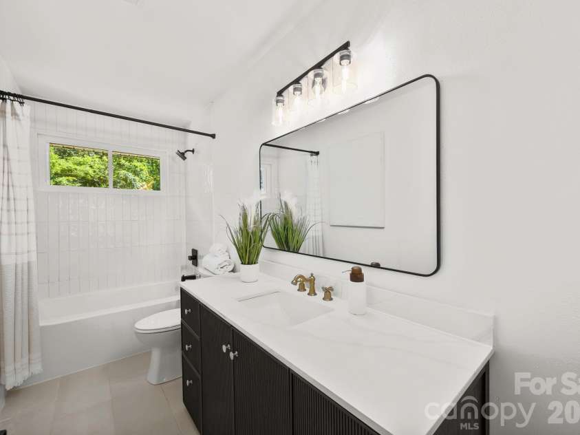 4211 Dunwoody Drive, Charlotte, NC 28215.  MLS# CAR4356559, YatesRealty ID 17573. 