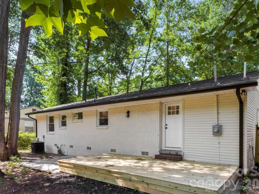 4211 Dunwoody Drive, Charlotte, NC 28215.  MLS# CAR4356559, YatesRealty ID 17573. 