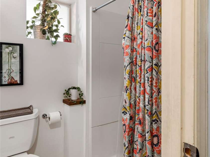 65 Craig Circle, Asheville, NC 28805.  MLS# CAR4259454, YatesRealty ID 17575. 1st Full Bathroom