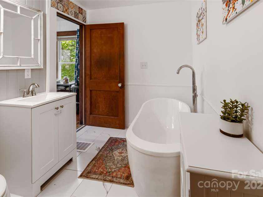 65 Craig Circle, Asheville, NC 28805.  MLS# CAR4259454, YatesRealty ID 17575. 2 seperate ways t access 2nd full bathroom
