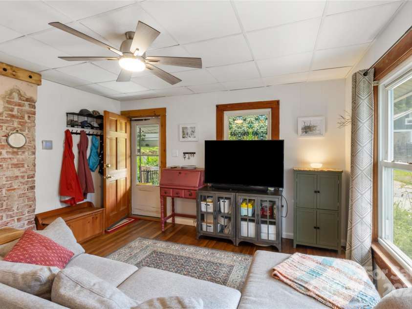 65 Craig Circle, Asheville, NC 28805.  MLS# CAR4259454, YatesRealty ID 17575. 