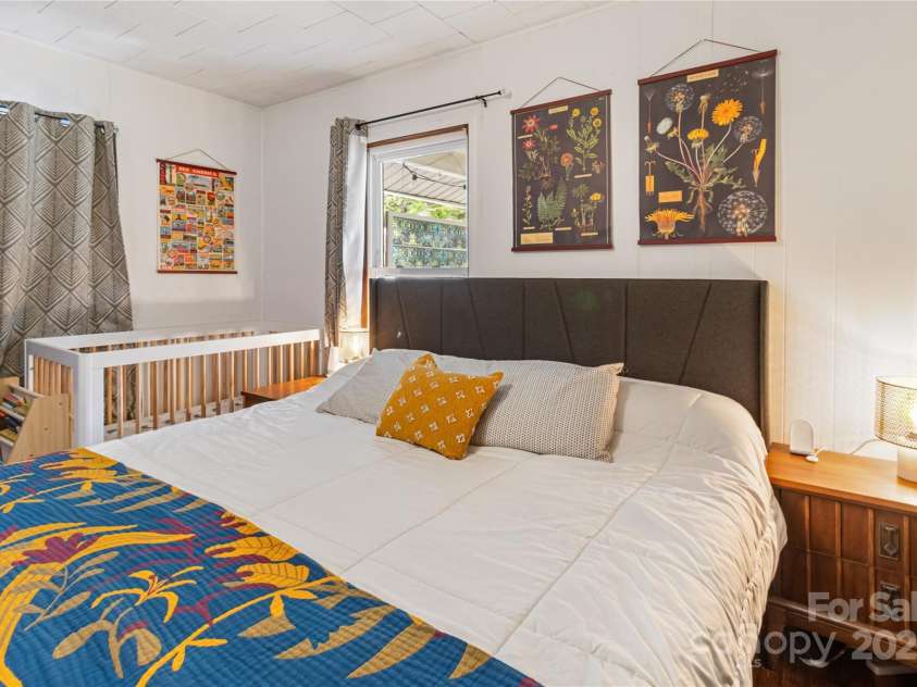 65 Craig Circle, Asheville, NC 28805.  MLS# CAR4259454, YatesRealty ID 17575. Primary Bedroom