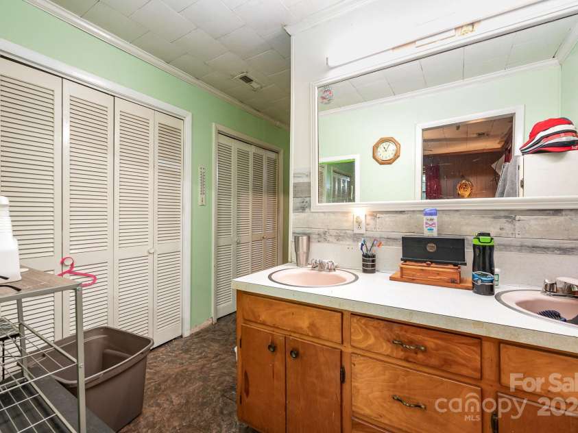 1901 Davenport Street, Newton, NC 28658.  MLS# CAR4162570, YatesRealty ID 1758. 