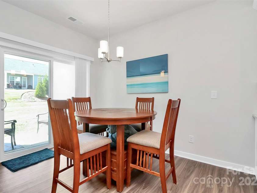 9521 Munsing Drive, Charlotte, NC 28269.  MLS# CAR4302669, YatesRealty ID 1758. Dining area