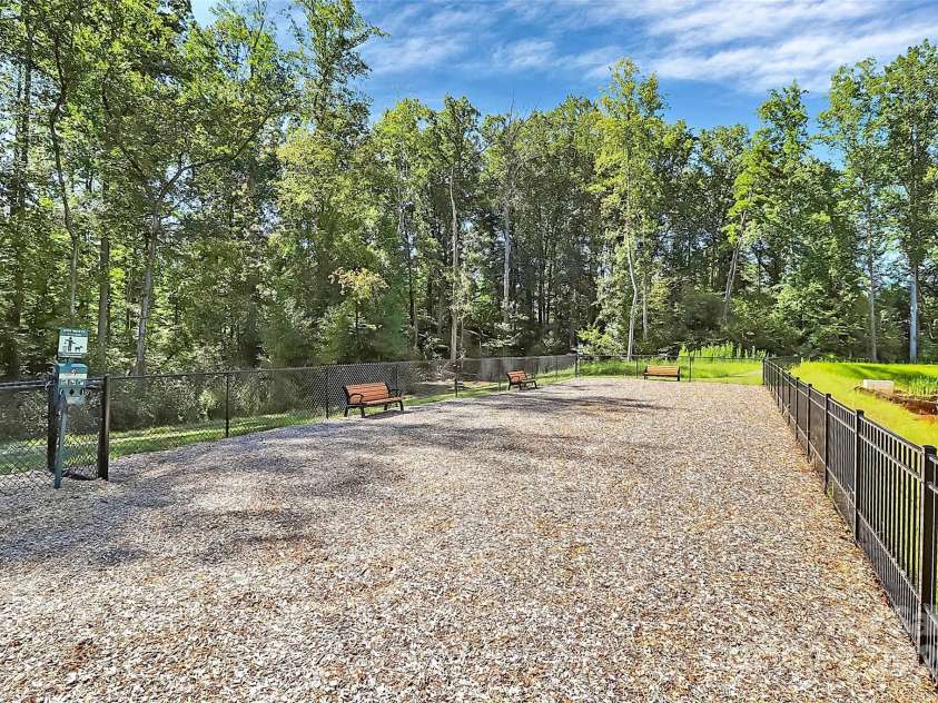 9521 Munsing Drive, Charlotte, NC 28269.  MLS# CAR4302669, YatesRealty ID 1758. Fenced dog run