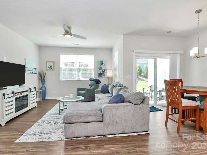 9521 Munsing Drive, Charlotte, NC 28269.  MLS# CAR4302669, YatesRealty ID 1758. Living/dining