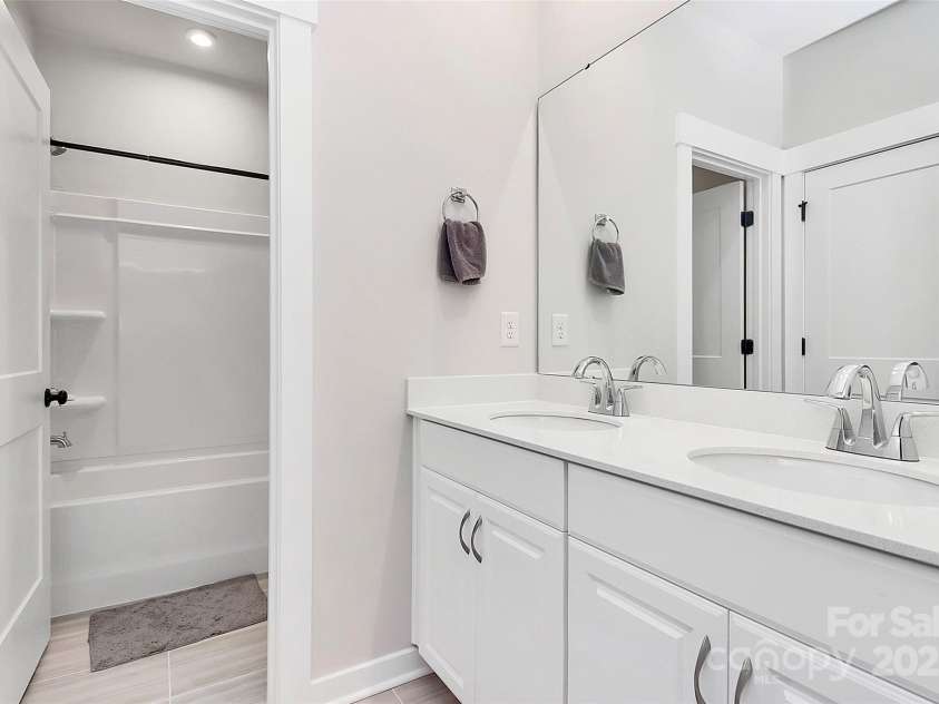 9521 Munsing Drive, Charlotte, NC 28269.  MLS# CAR4302669, YatesRealty ID 1758. Primary bath