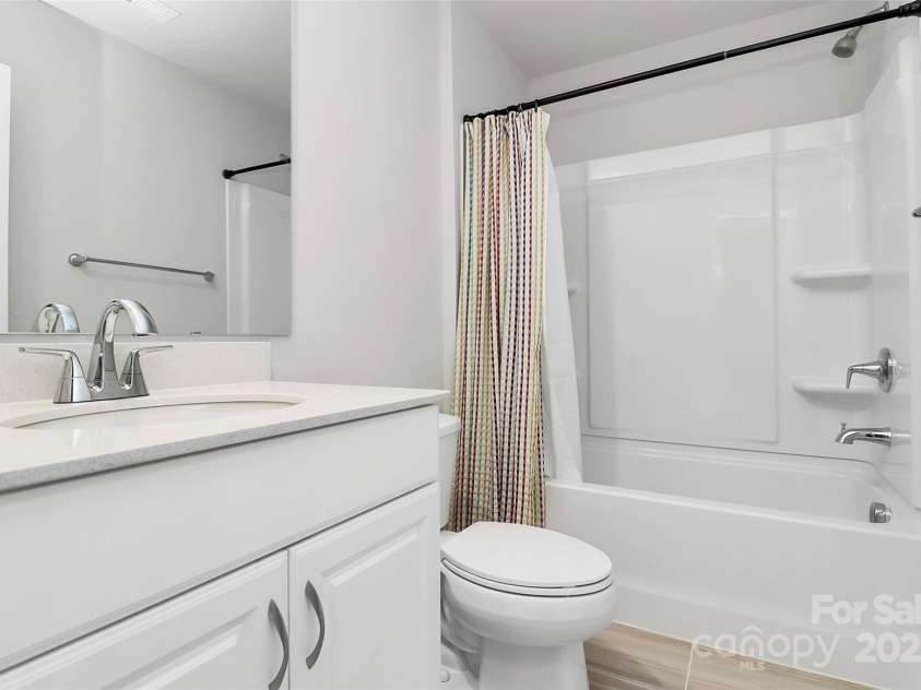 9521 Munsing Drive, Charlotte, NC 28269.  MLS# CAR4302669, YatesRealty ID 1758. Third full bath in loft area