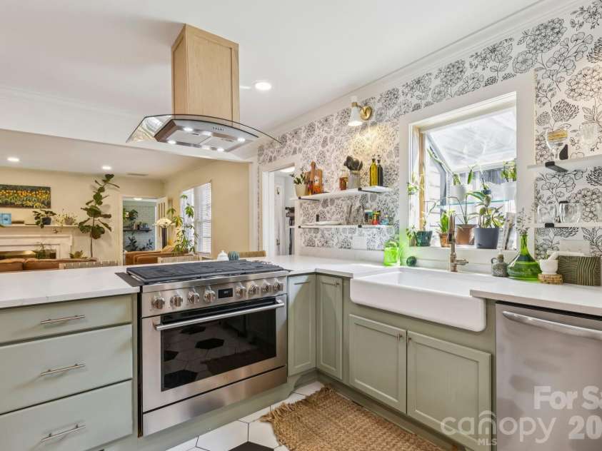 5508 Crestland Avenue, Charlotte, NC 28269.  MLS# CAR4344312, YatesRealty ID 17581. 
