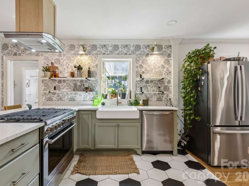 5508 Crestland Avenue, Charlotte, NC 28269.  MLS# CAR4344312, YatesRealty ID 17581. 