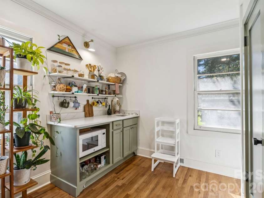 5508 Crestland Avenue, Charlotte, NC 28269.  MLS# CAR4344312, YatesRealty ID 17581. 