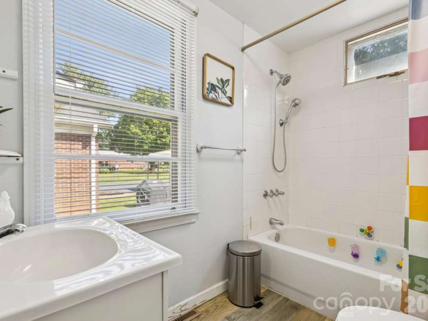 5508 Crestland Avenue, Charlotte, NC 28269.  MLS# CAR4344312, YatesRealty ID 17581. 