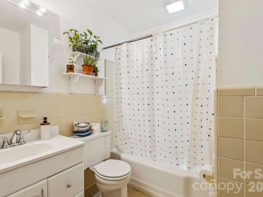 5508 Crestland Avenue, Charlotte, NC 28269.  MLS# CAR4344312, YatesRealty ID 17581. 