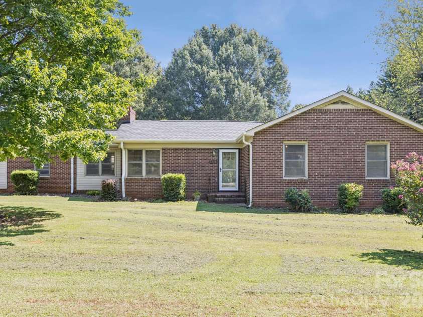 5508 Crestland Avenue, Charlotte, NC 28269.  MLS# CAR4344312, YatesRealty ID 17581. 