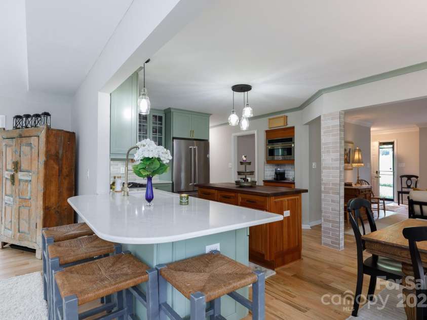 211 Southfork Drive, Belmont, NC 28012.  MLS# CAR4259724, YatesRealty ID 17582. Bar seating