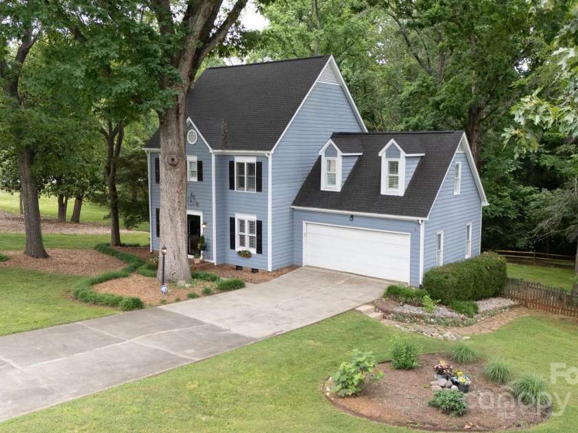 211 Southfork Drive, Belmont, NC 28012.  MLS# CAR4259724, YatesRealty ID 17582. Beautiful yard!