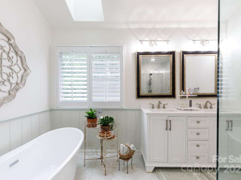 211 Southfork Drive, Belmont, NC 28012.  MLS# CAR4259724, YatesRealty ID 17582. Double vanities