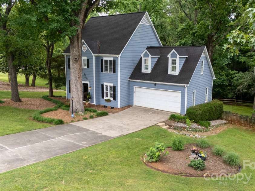 211 Southfork Drive, Belmont, NC 28012.  MLS# CAR4259724, YatesRealty ID 17582. Flower gardens