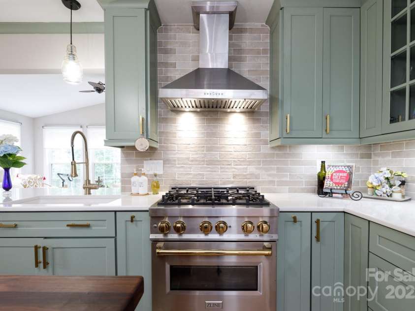 211 Southfork Drive, Belmont, NC 28012.  MLS# CAR4259724, YatesRealty ID 17582. Kitchen w/ new appliances