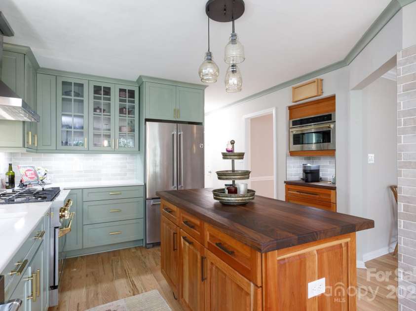 211 Southfork Drive, Belmont, NC 28012.  MLS# CAR4259724, YatesRealty ID 17582. Renovated kitchen