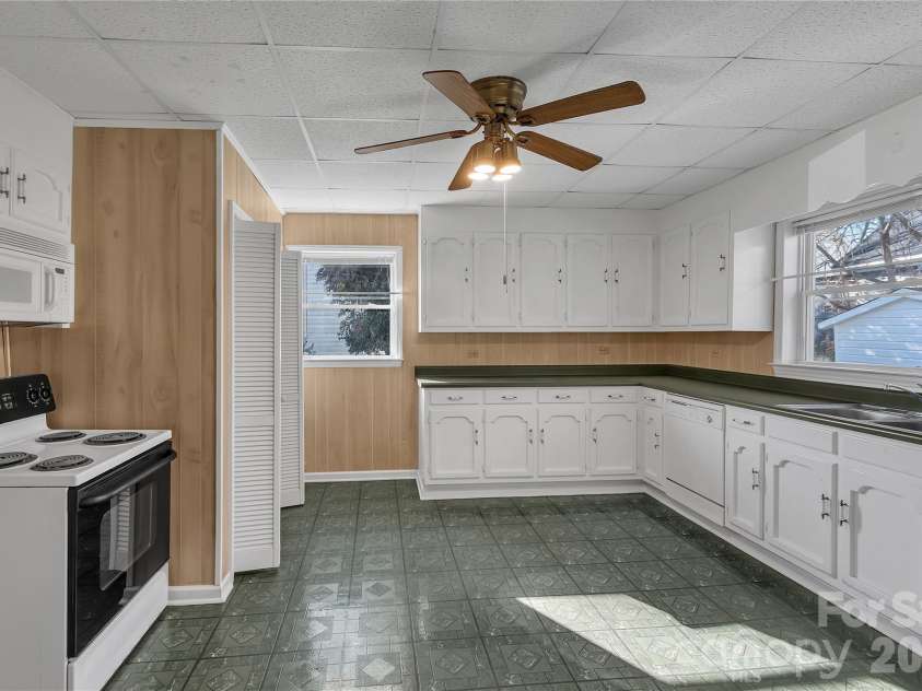 215 King Street, Gastonia, NC 28052.  MLS# CAR4335649, YatesRealty ID 17585. 