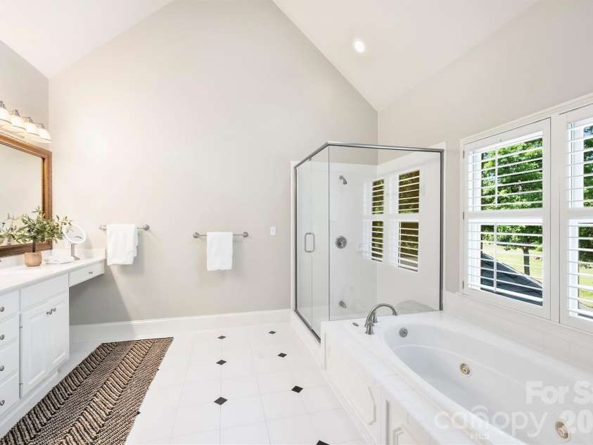 4227 Shepherdleas Lane, Charlotte, NC 28277.  MLS# CAR4358480, YatesRealty ID 17586. En Suite Primary Bath