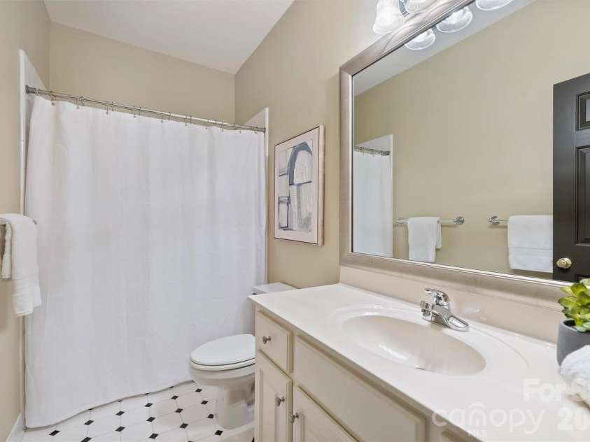 4227 Shepherdleas Lane, Charlotte, NC 28277.  MLS# CAR4358480, YatesRealty ID 17586. Full Bath upstairs