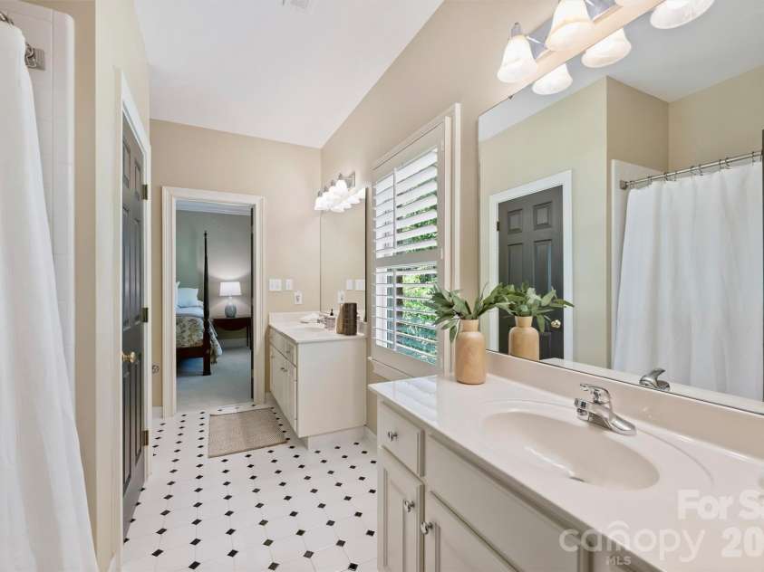4227 Shepherdleas Lane, Charlotte, NC 28277.  MLS# CAR4358480, YatesRealty ID 17586. Jack and Jill Bath