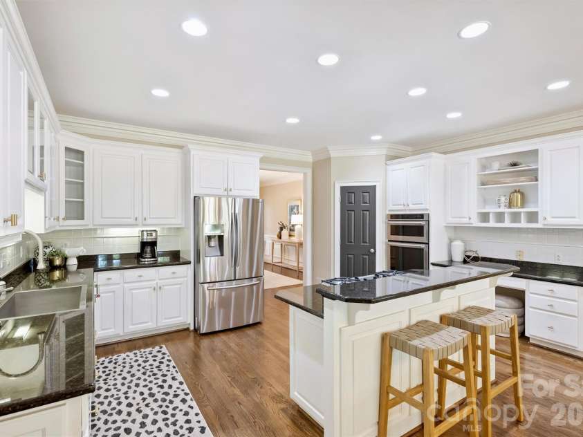 4227 Shepherdleas Lane, Charlotte, NC 28277.  MLS# CAR4358480, YatesRealty ID 17586. True Chef's Kitchen
