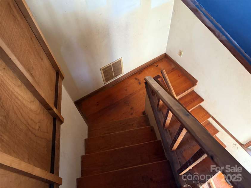 708 Miami Terrace, Hendersonville, NC 28791.  MLS# CAR4238040, YatesRealty ID 17586. 