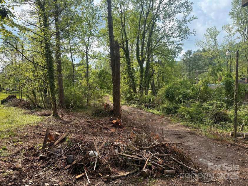 708 Miami Terrace, Hendersonville, NC 28791.  MLS# CAR4238040, YatesRealty ID 17586. 